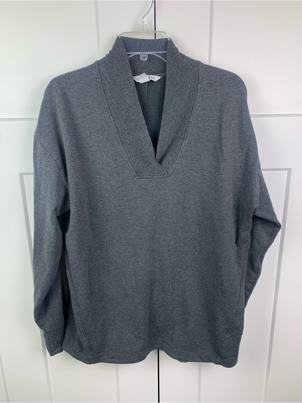 Athleta LARGE Clarity V Neck Lightweight Sweatshirt GRAY Thumbholes